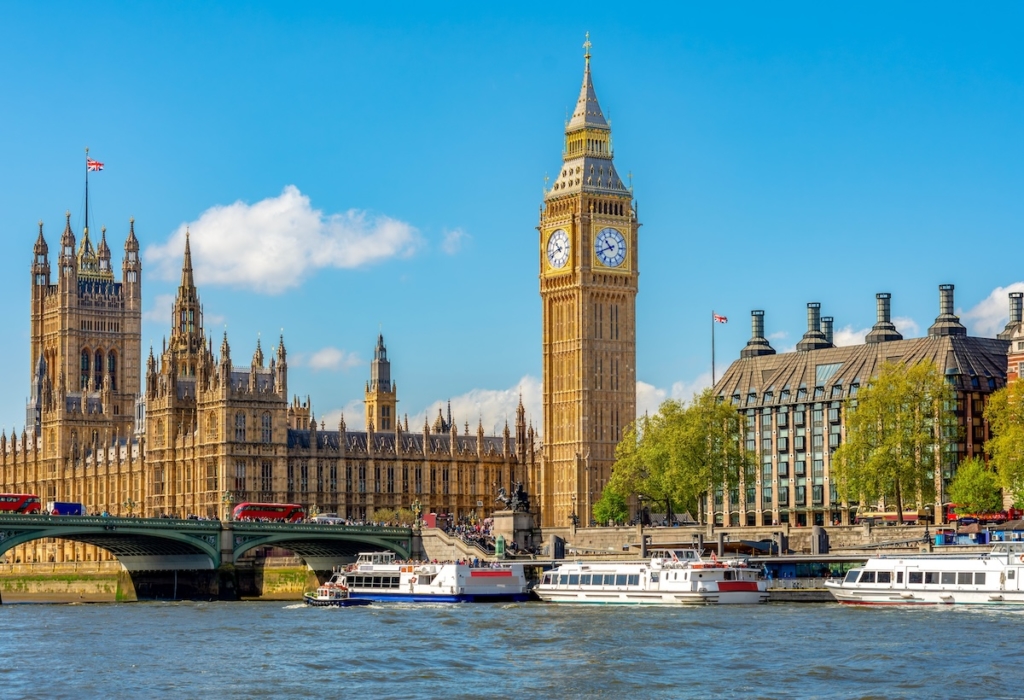 Vue sur Big ben et les chambres du Parlement depuis les rives The Queens's Walk