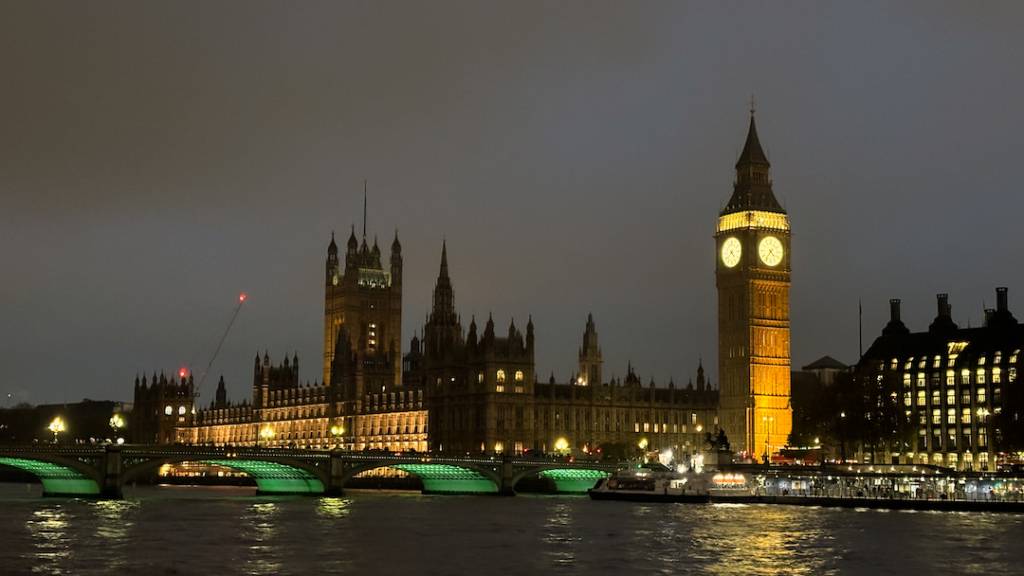 Big Ben de nuit depuis un bateau de croisière à Londres