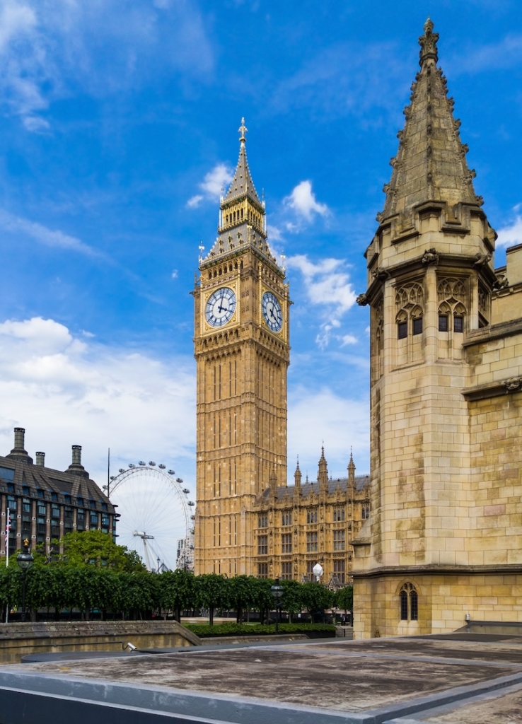 Big Ben avec London Eye au fond et la chapelle Westminster au premier plan