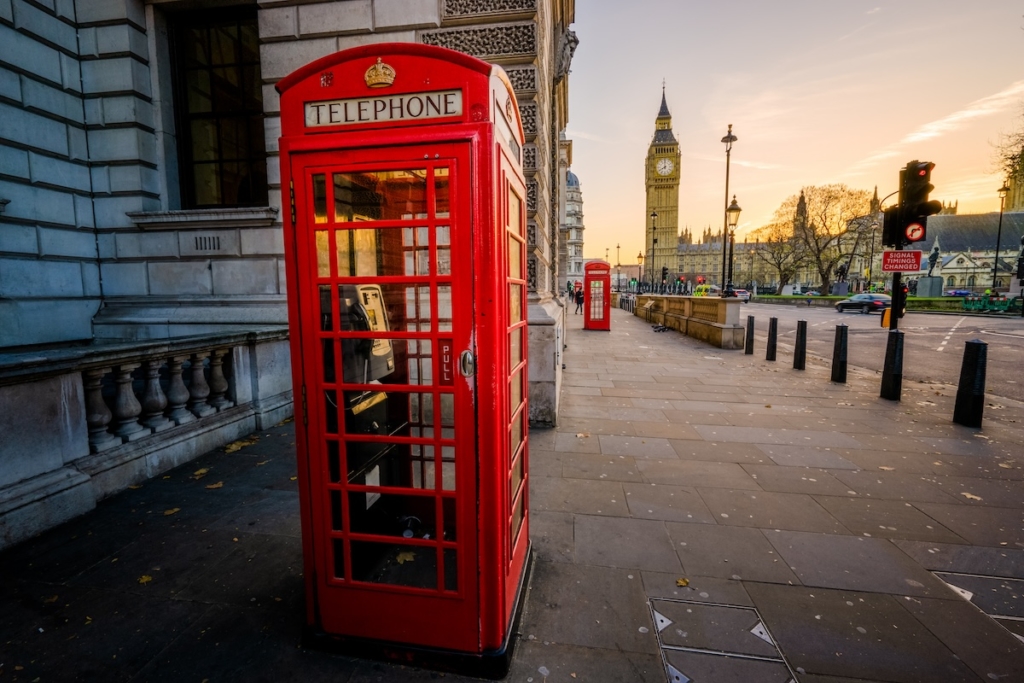 Jolie photo de Big Ben depuis Great george Street avec des cabines téléphoniques en premier plan