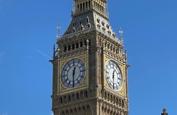 Zoom sur la Tour Elizabeth avec Big Ben, l'horloge située en haut de la tour