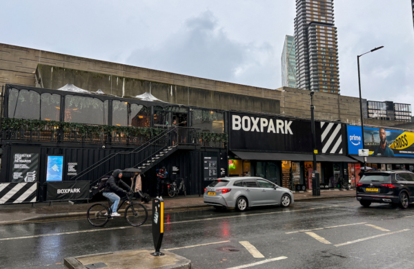 Extérieur de Boxpark, galerie commerçante à Shoreditch