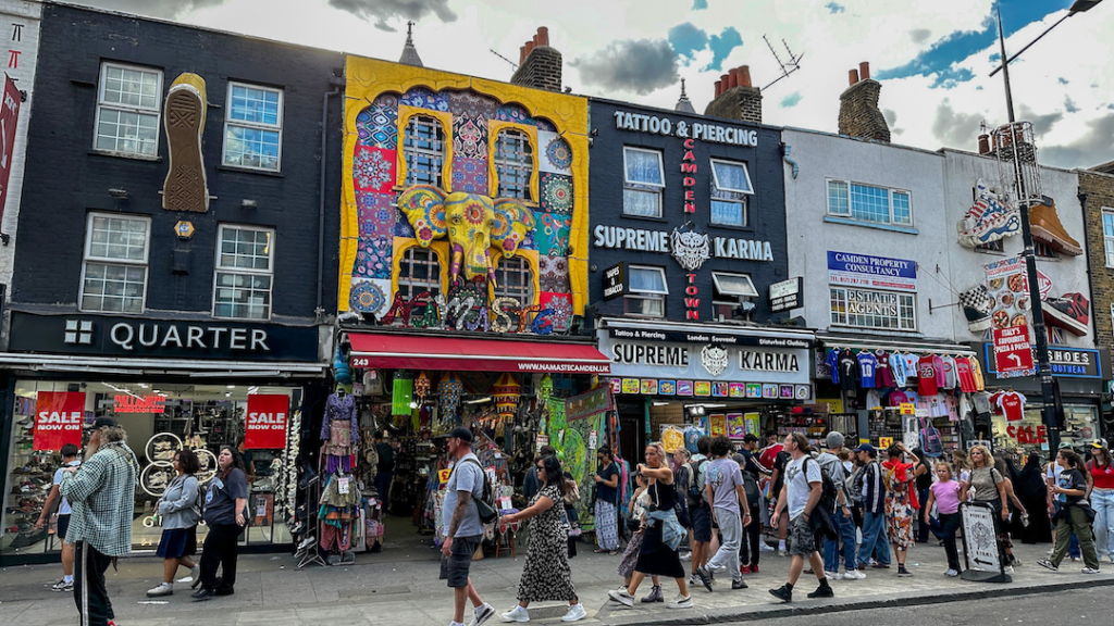 Façades de magasins colorées à Camden Town à Londres