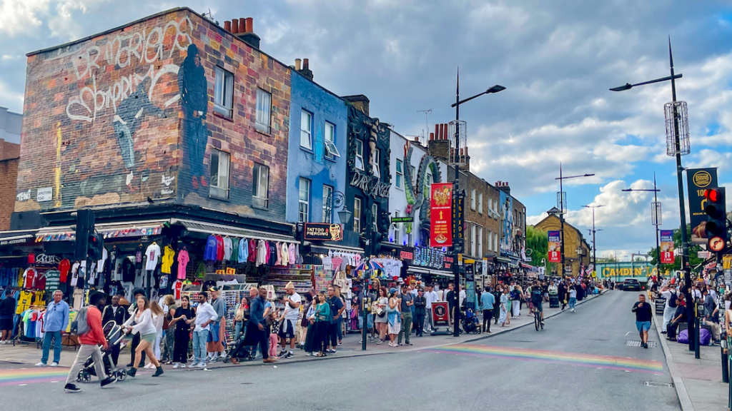 Magasins aux façades colorées de Camden Town à Londres