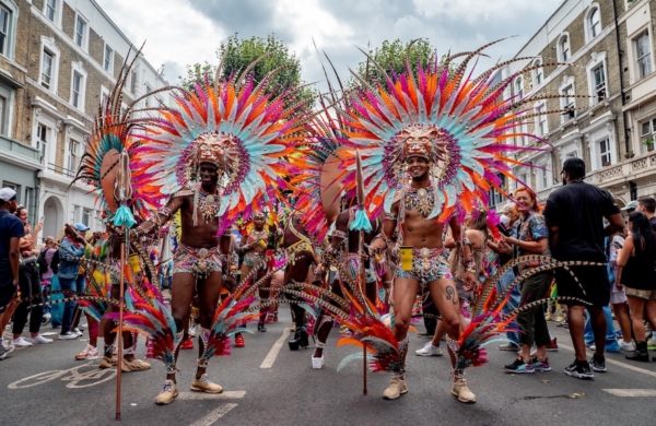 Hommes déguisés dans le cadre du Carnaval de Londres qui se déroule en août dans le quartier de Notting Hill