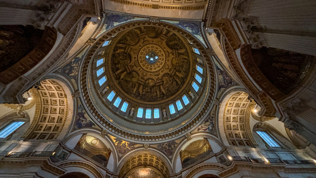 Intérieur de la coupole de la Cathédrale Saint Paul à Londres