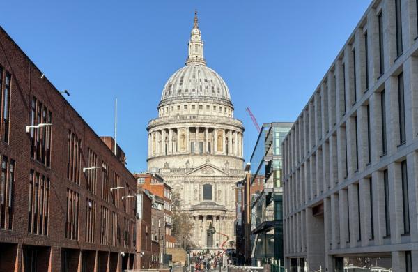 Cathédrale Saint Paul depuis le Millennium Bridge à Londres