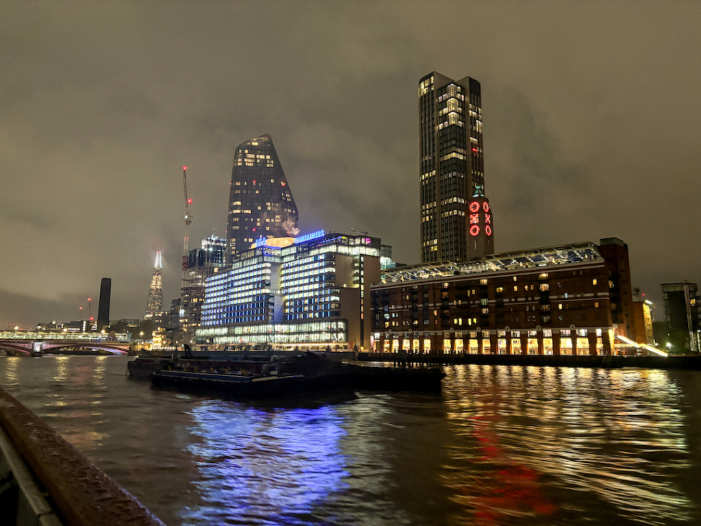 Buildings de Londres de nuit depuis un bateau de croisière