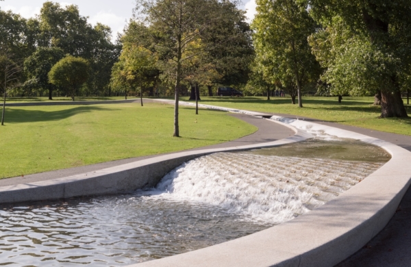 Diana Memorial Fountain est une fontaine forme un large cercle qui entoure une pelouse où l’on peut venir se poser, réfléchir et rendre hommage située dans Hyde Park à Londres