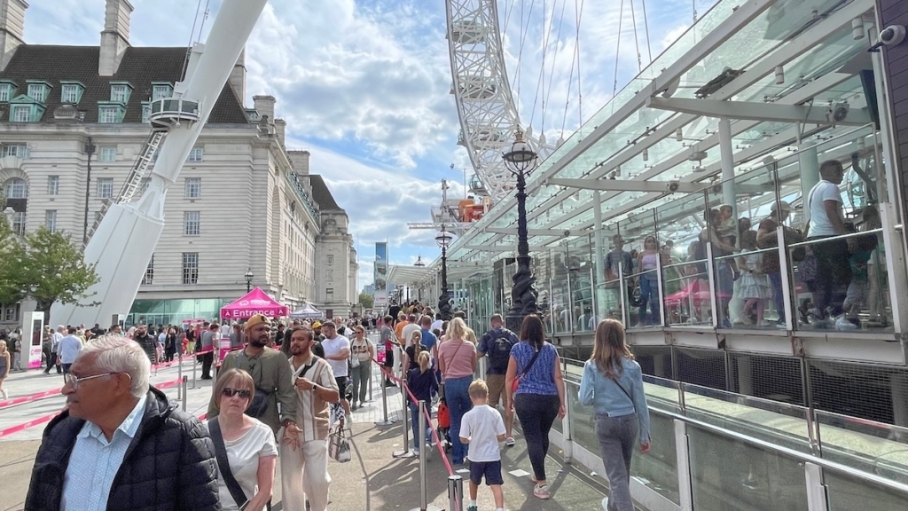 Longue file d'attente devant le London Eye, la grande roue de Londres