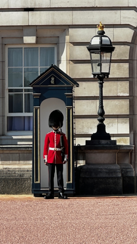 Garde devant le palais de Buckingham à Londres