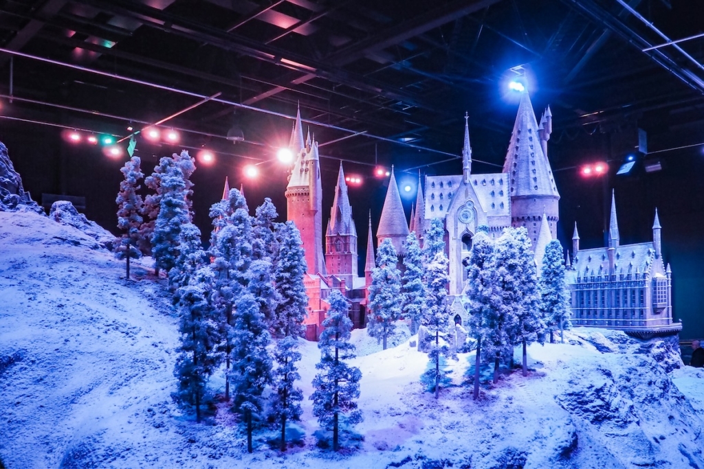 Hogwarts in the Snow, décorations de glace et de neige installées sur les décors de scène de Harry Potter aux studios de Londres