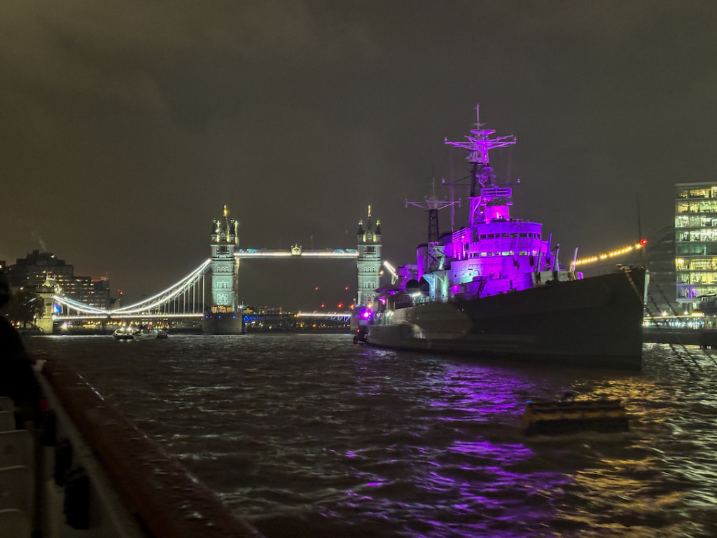 Tower Bridge et HMS Belfast de nuit depuis un bateau de croisière