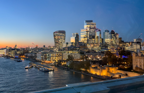 Vue depuis Tower Bridge sur la City de nuit