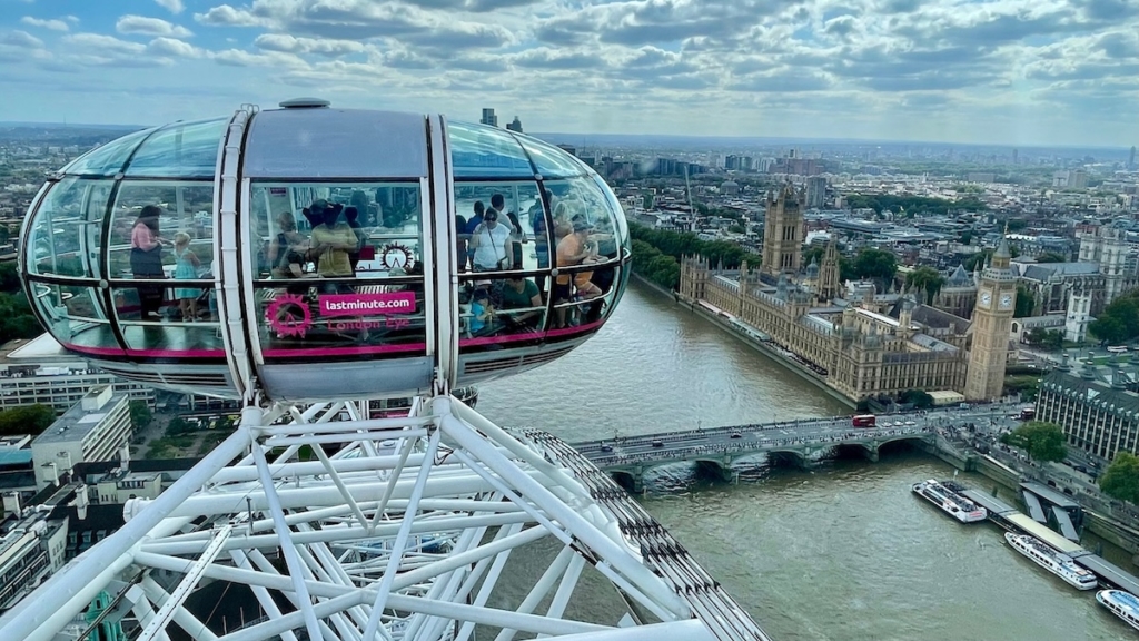 Vue d'une cabine surplombant la Tamise et sur Big ben et les Chambres du Parlement depuis London Eye