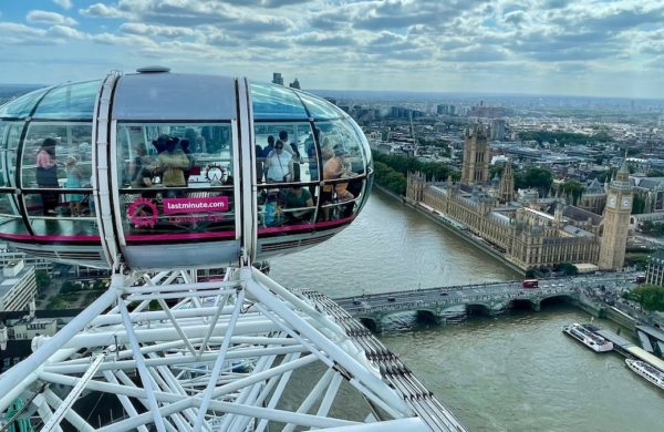 Vue d'une cabine surplombant la Tamise et sur Big ben et les Chambres du Parlement depuis London Eye