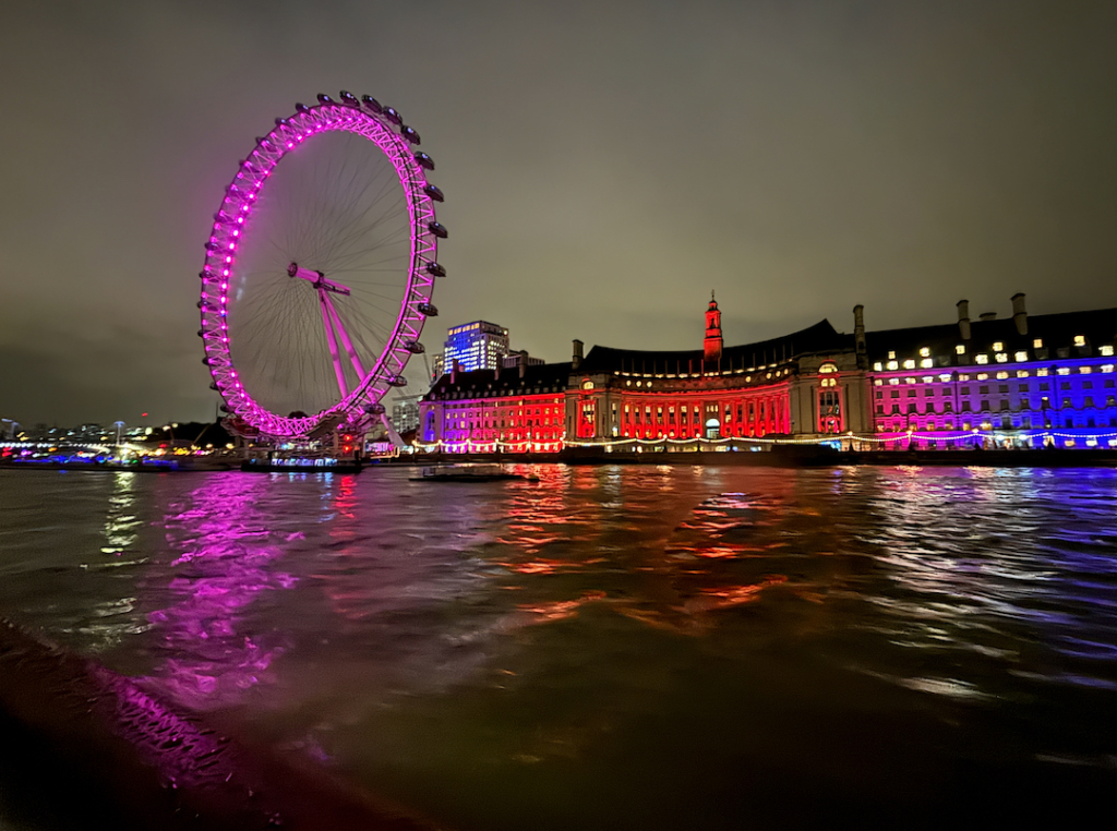 London Eye de nuit depuis un bateau de croisière