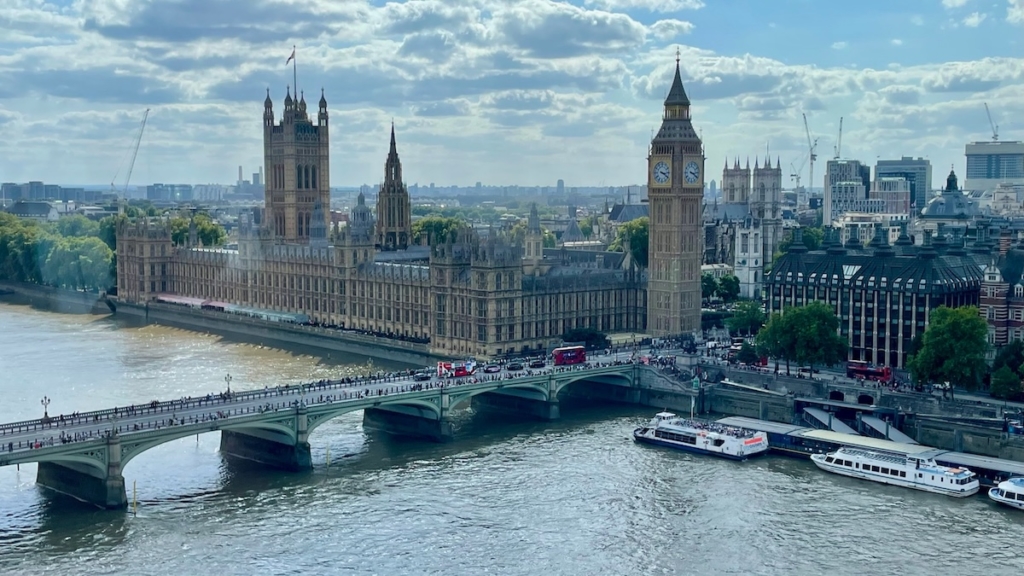 Zoom sur Big Ben et les Chambres du Parlement depuis l'une des cabines de London Eye