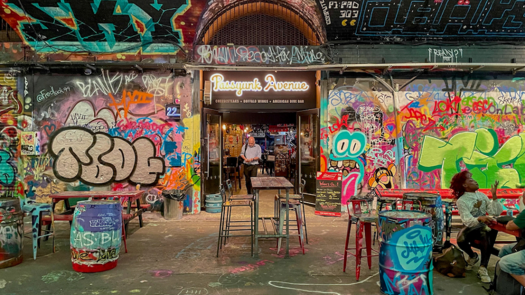 Restaurant dans le Graffiti Tunnel à Londres