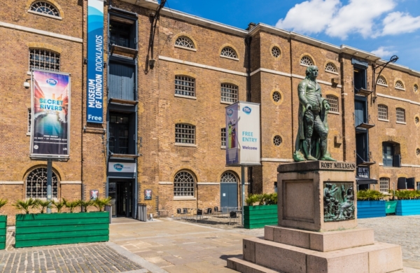 Entrée du London Museum Docklands. Ce musée raconte l’histoire de la Tamise et de Londres en tant que port ainsi que son implication dans la traite négrière transatlantique. 