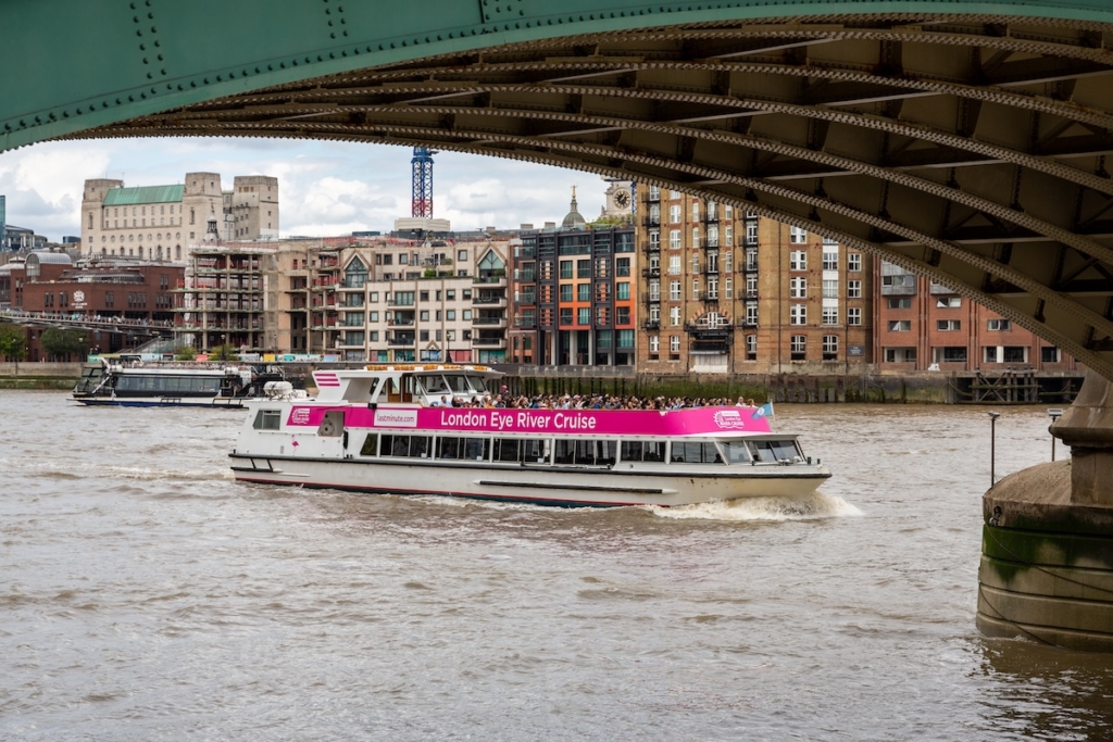 Bateau de croisière sur la Tamise à Londres