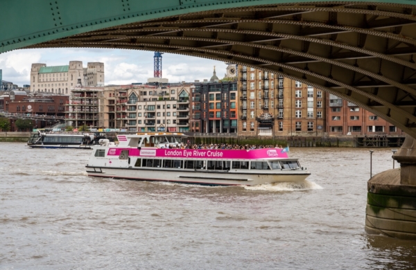 Bateau de croisière sur la Tamise à Londres