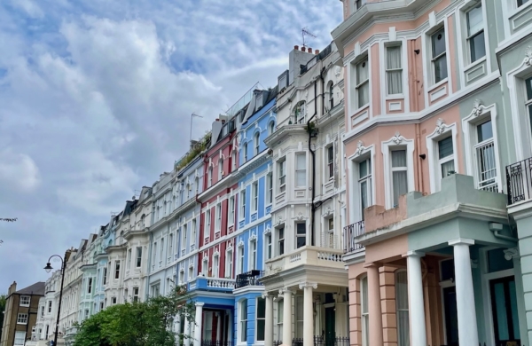 Maisons colorées situées dans le quartier Notting Hill à Londres