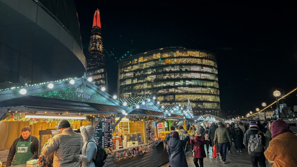 Marché de Noël le long de la Tamise à côté de Tower Bridge