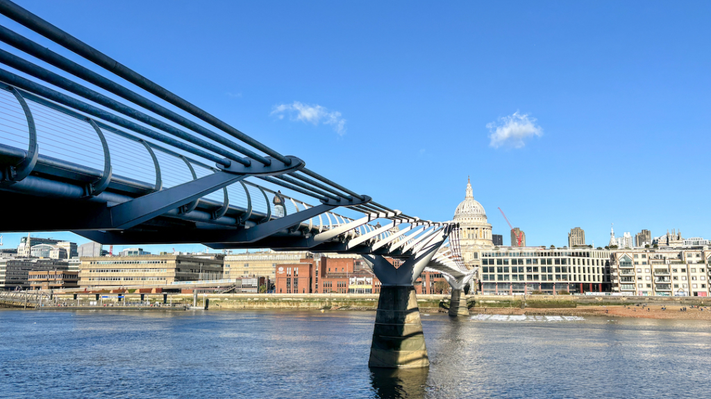 Millenium Bridge avec la Cathédrale Saint Paul à Londres