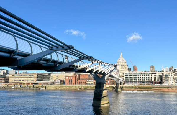 Millenium Bridge avec la Cathédrale Saint Paul à Londres