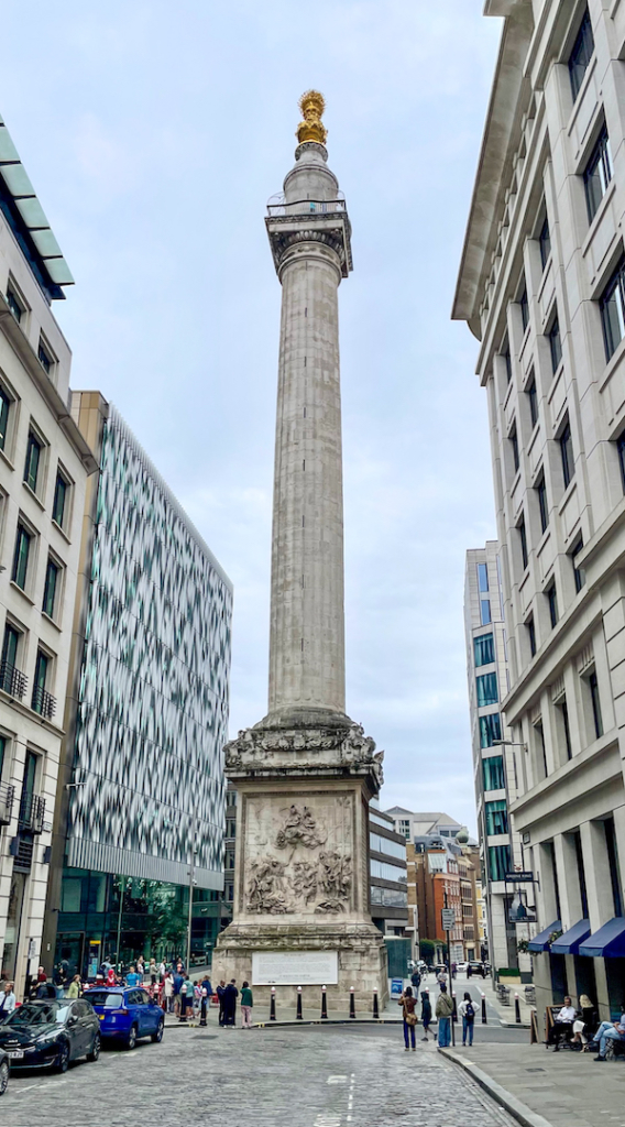 Obélisque "Monument" dans la City à Londres