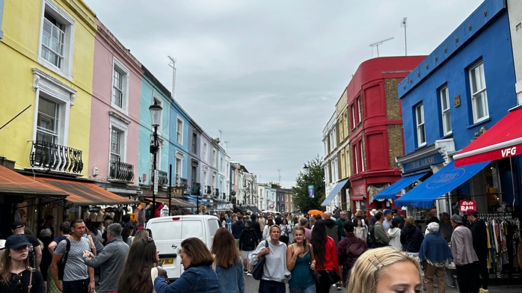 Ambiance grouillante dans la rue Portobello Market Road de Londres