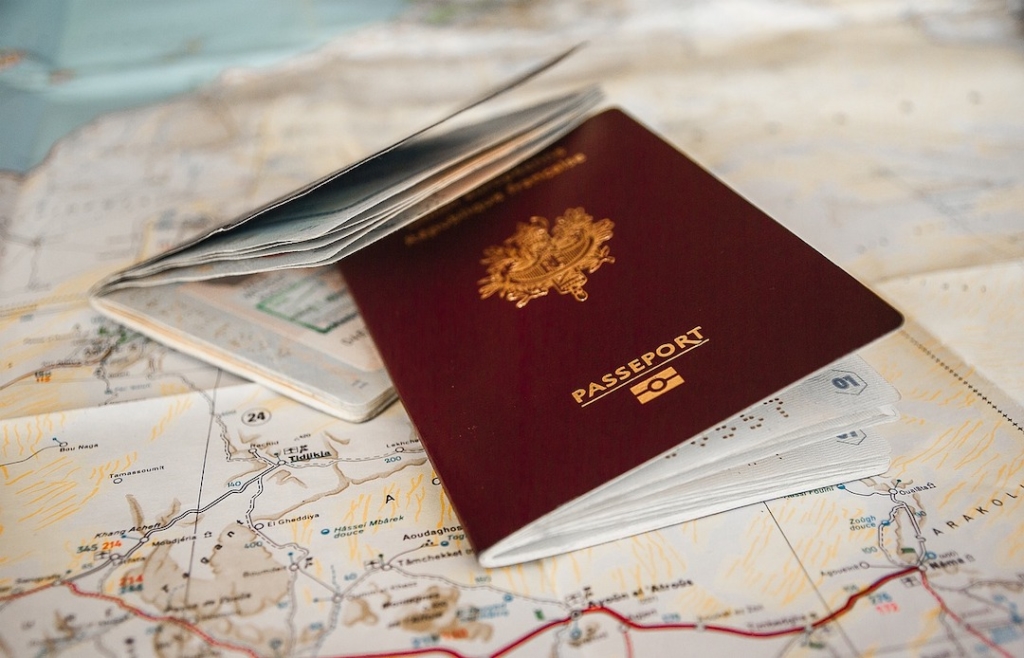 Deux passeports posés sur une carte