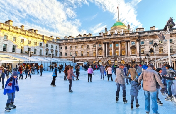 Patinoire Somerset House située près de la Tamise à Londres