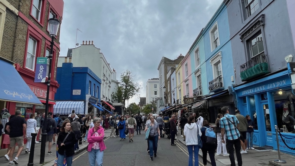 Rue avec des maisons colorées à Notting Hill