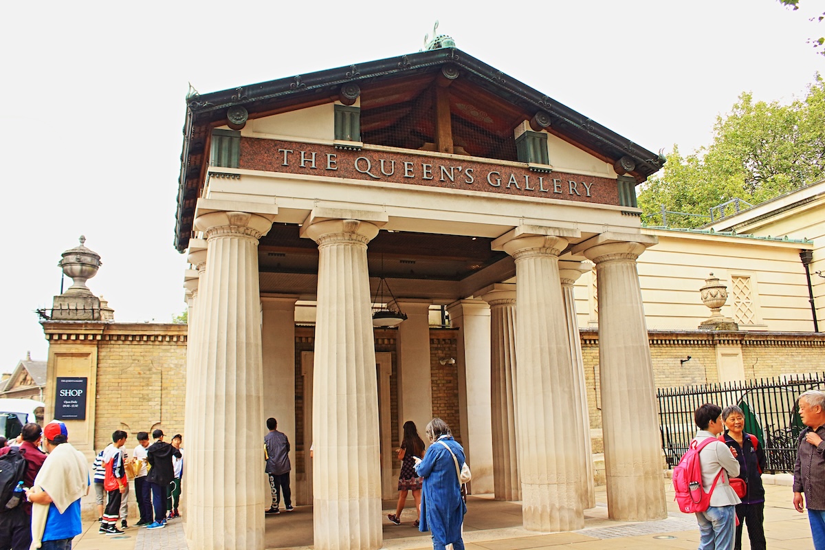 Entrée de Queen's Gallery, salle d'exposition à Buckingham Palace à Londres