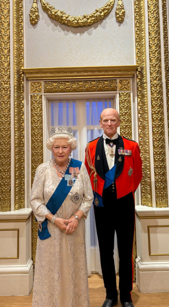 Statues de cire de la Reine Elisabeth II et marie à Madame Tussauds à Londres