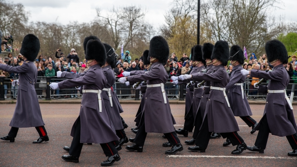 Déplacement chorégraphié des gardes de Buckingham palace pendant la relève à Londres