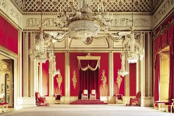 Salle du trone visible lors d'une visite des states rooms dans le palais de Buckingham Palace à Londres