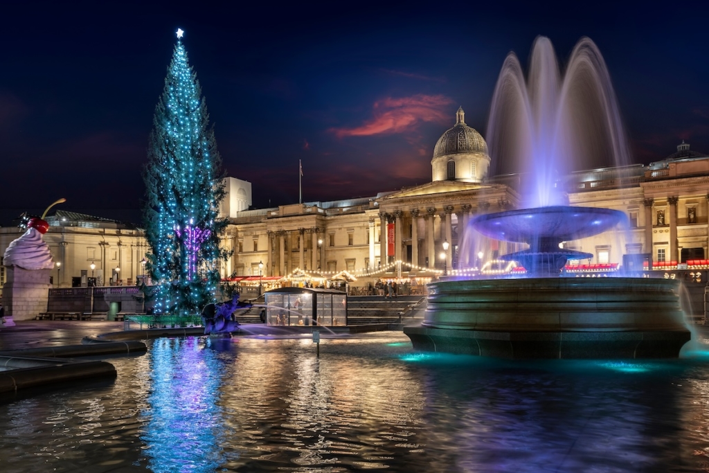 Sapin de Noel éclairé sur Trafalgar Square à Londres