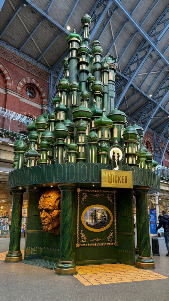 Sapin Wicked à la gare Saint Pancras à Londres