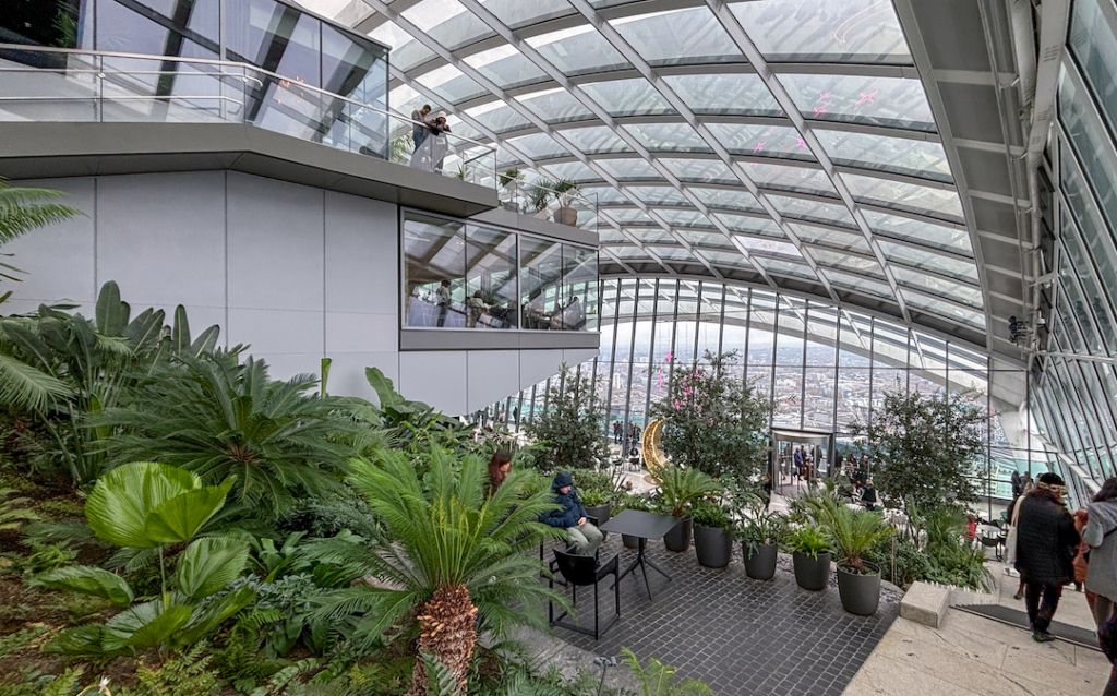 Vue d'en haut du Sky Garden avec du feuillage en premier plan