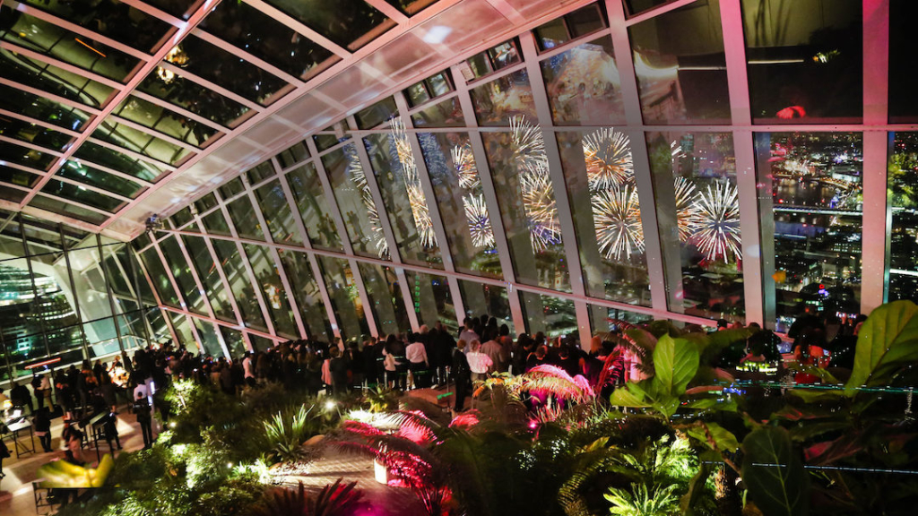 Sky Garden pendant le feu d'artifice du nouvel an à Londres