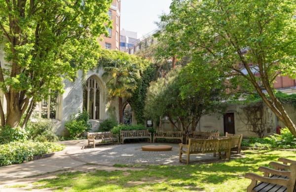 Parc réhabilité avec les ruines de l'église St Dunstan in the East à Londres