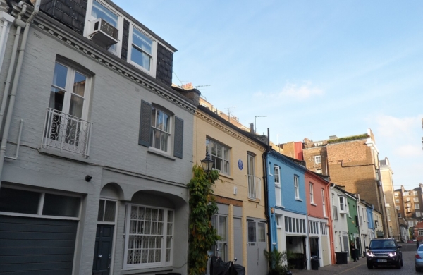 Petite ruelle pavée très connue du quartier Notting Hill à Londres