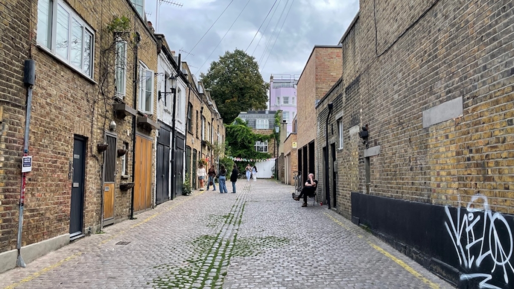 Petite ruelle pavée entourée de maisons colorées dans le quartier Notting Hill à Londres