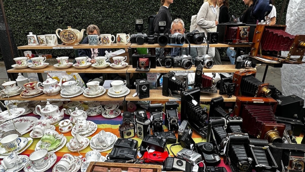 Stand avec de la vaisselle et des appareils photo anciens à Notting Hill Londres