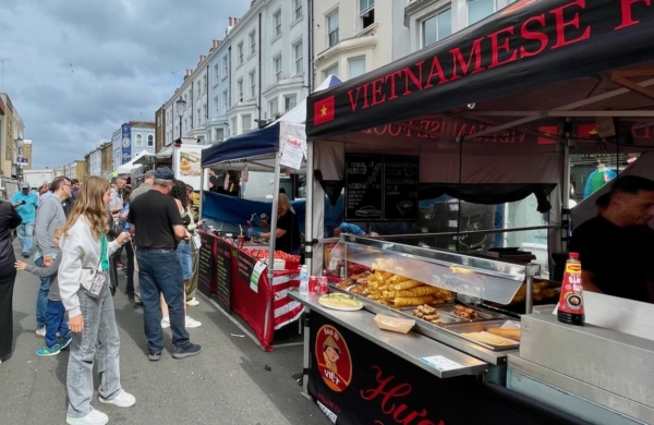 Stand culinaire situé sur le marché Portobello à Notting Hill à Londres