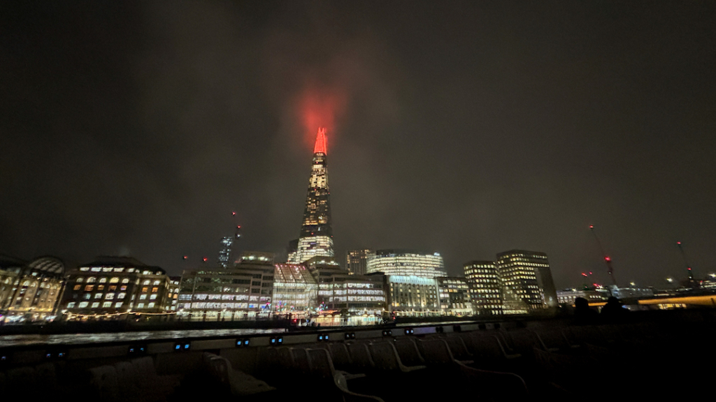 The Shard de nuit depuis un bateau de croisière à Londres