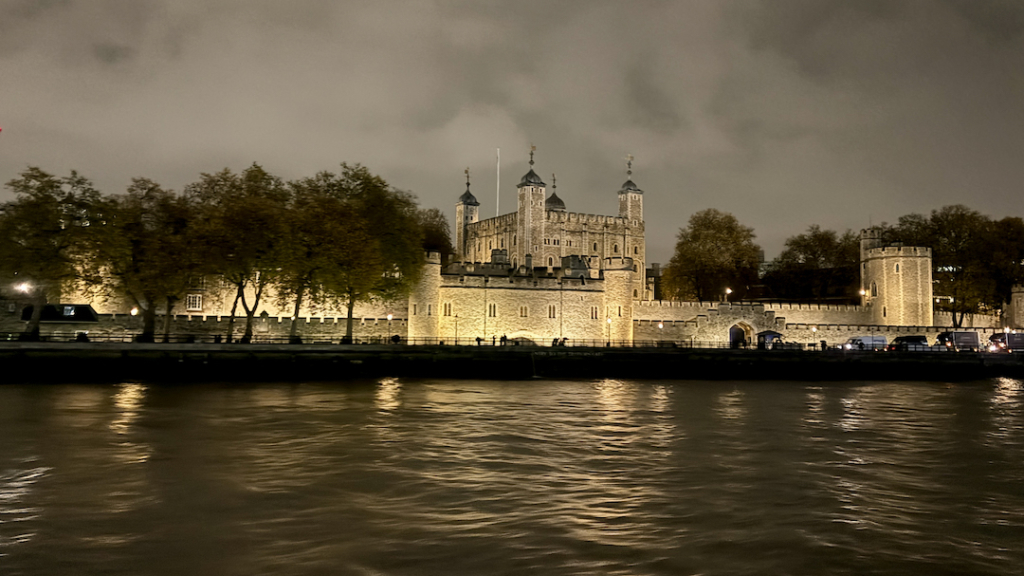 Tour de Londres de nuit depuis bateau de croisière sur la Tamise